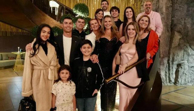 意甲-与妈妈共舞 波多黎各歌手唱生日歌 C罗奢华庆生