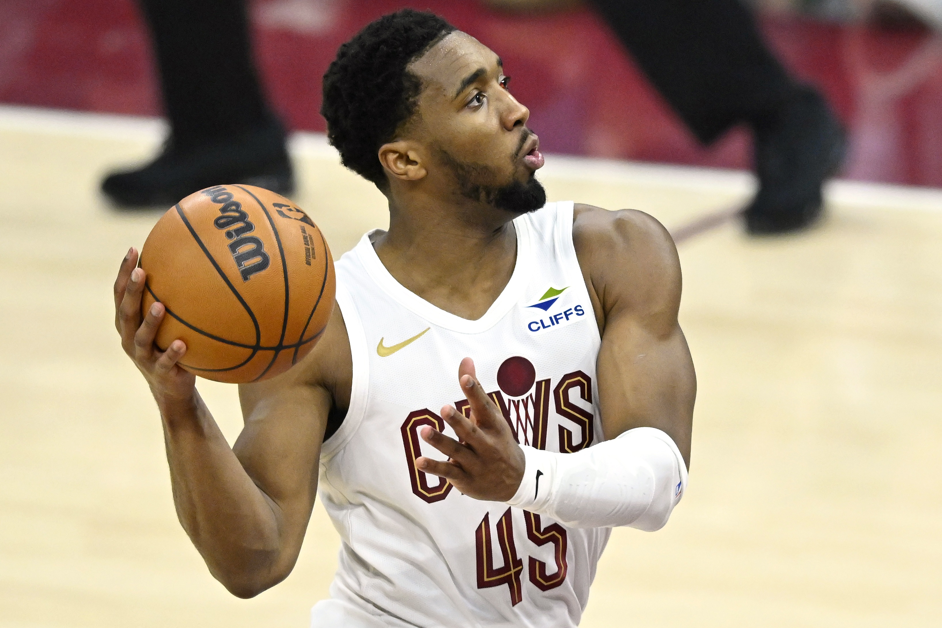 欧冠-米球王！米切尔18投10中&amp;罚球12中11 砍34分2板5助1断&amp;正负值+11